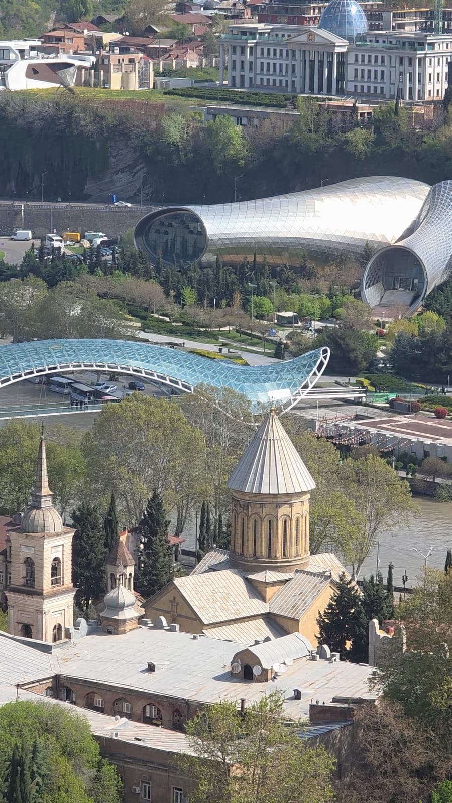 Панорама Тбилиси с высоты: Мост Мира, концертный зал в парке Рике, собор Сиони и река Кура